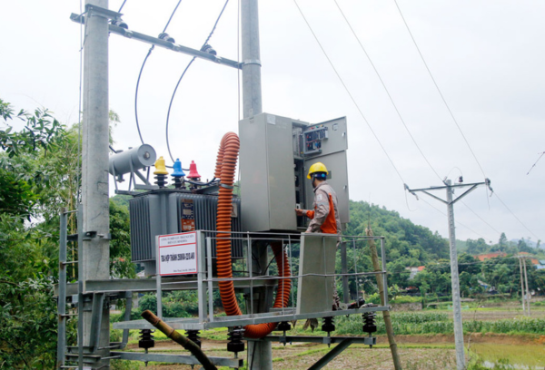 Hình ảnh thợ điện tiến hành bảo trì trạm biến áp tại Tây Ninh